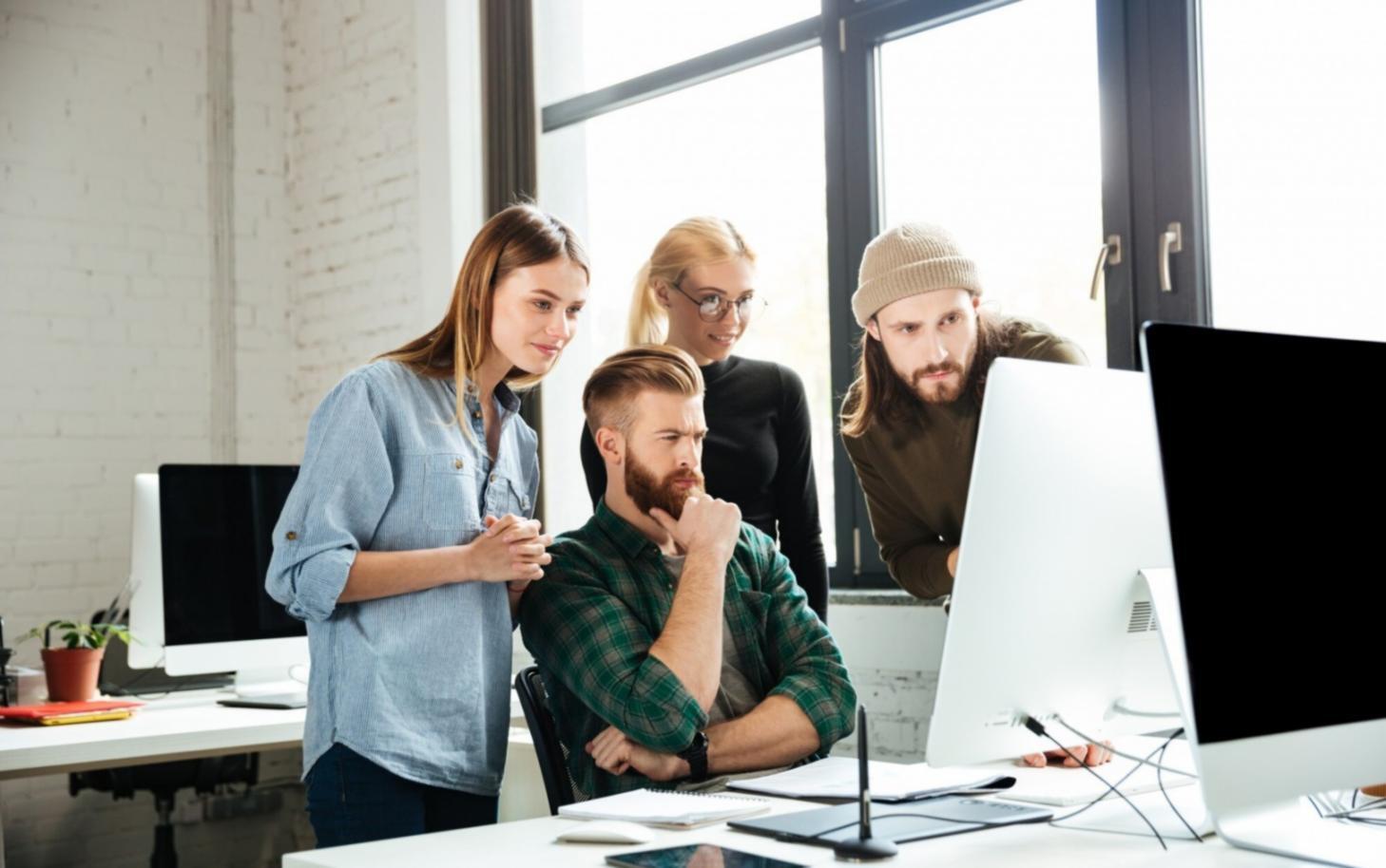 Estudiante trabajando en un modelo 3D complejo durante una sesión práctica