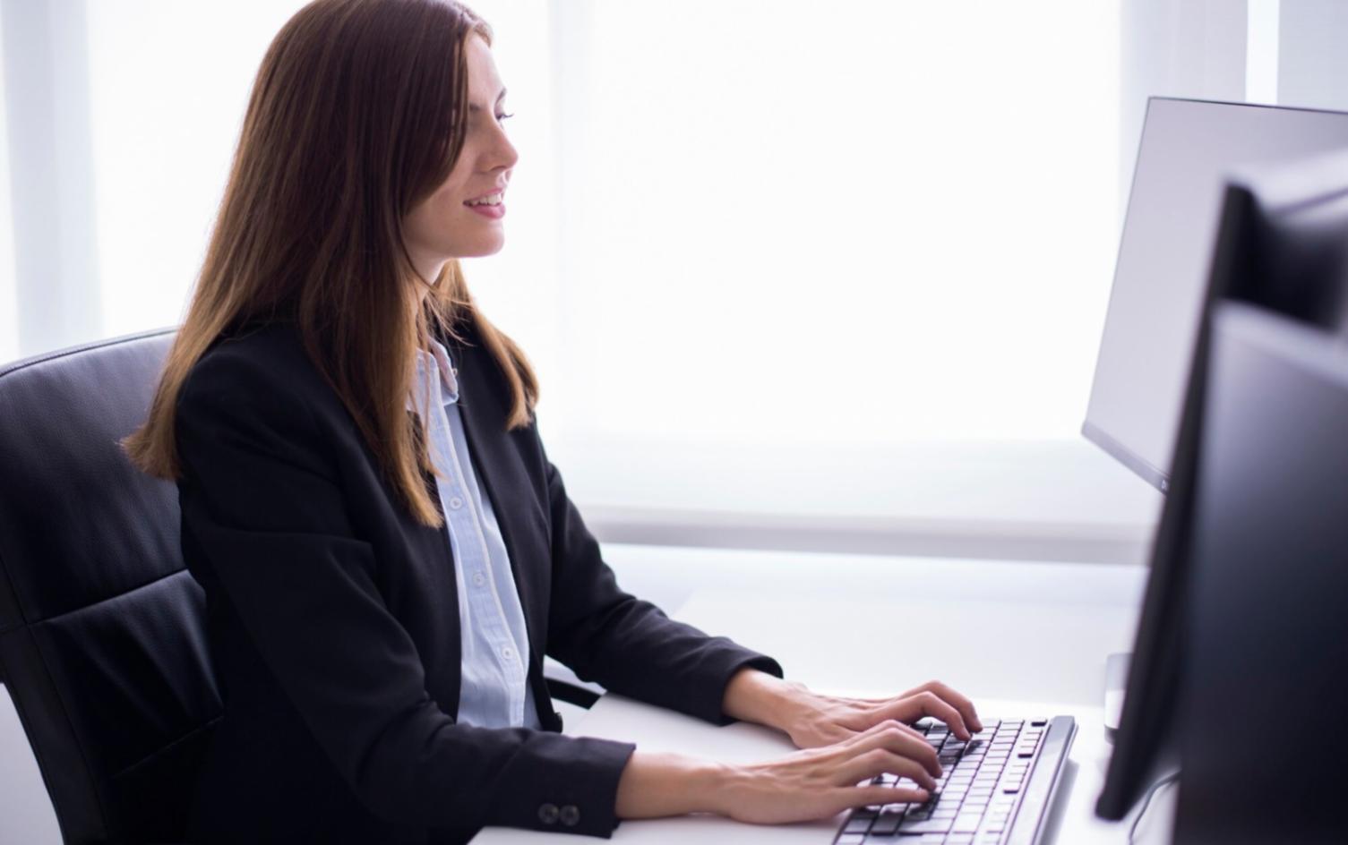 Aula de formación con equipos de modelado 3D profesional